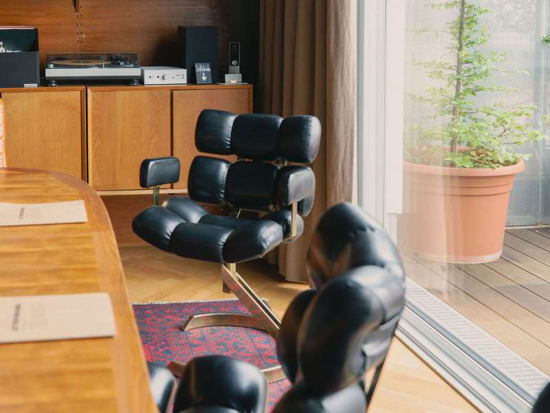 Vintage seating in the ladies' room – ideal for creative meetings & events.