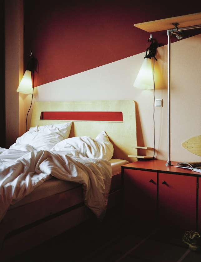 Superbude Hotel Hamburg St Georg Interior Doppelbude Maxi Analog 25 Analog image of the bed of the Maxi double cabin in St. Georg.