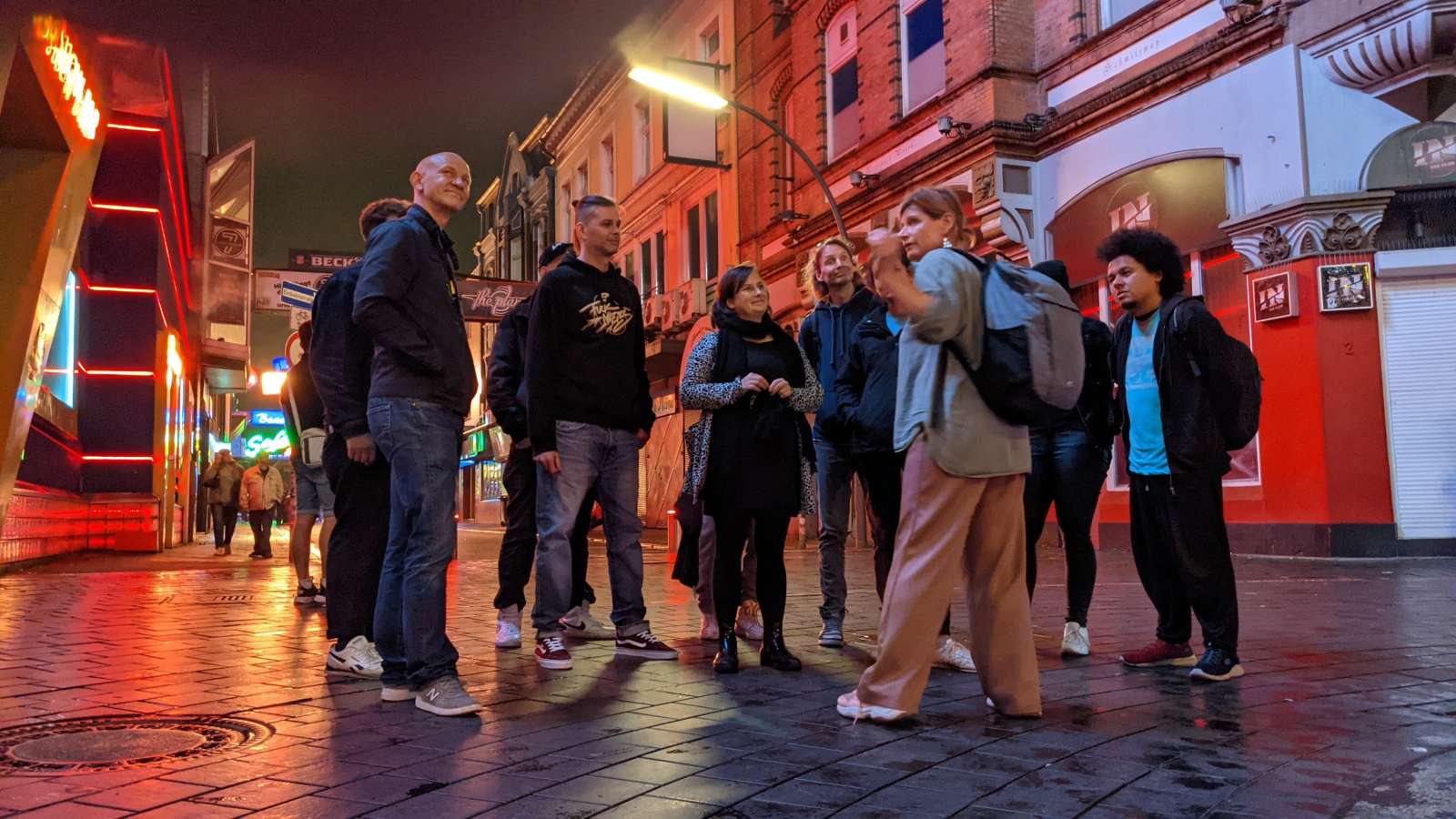 Personengruppe auf dem Kiez.