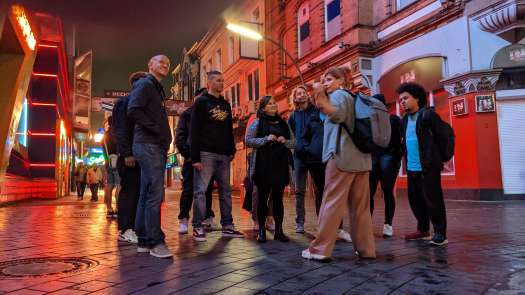 Personengruppe auf dem Kiez.