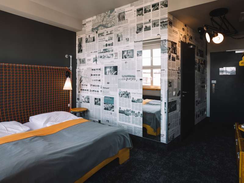 Großzügiges Hotelzimmer mit Doppelbett modernem Design.