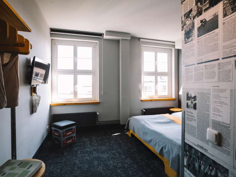 Zwei große, helle Fenster in der Doppelbude Maxi.