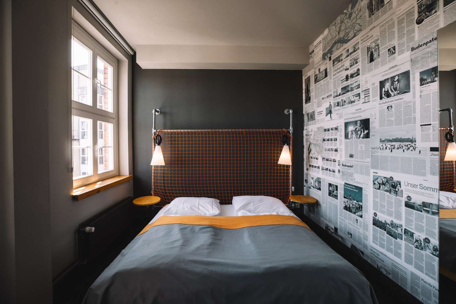 Superbude Hotel Hamburg St Pauli Interior Doppelbude Maxi 4 Großes Doppelbett im Zimmer der Superbude St. Pauli.