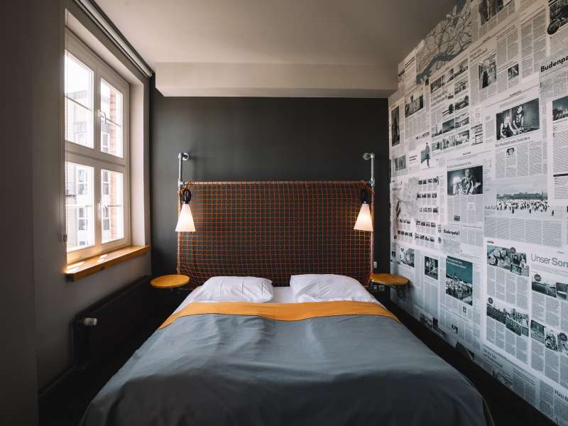 Superbude Hotel Hamburg St Pauli Interior Doppelbude Maxi 4 Großes Doppelbett im Zimmer der Superbude St. Pauli.