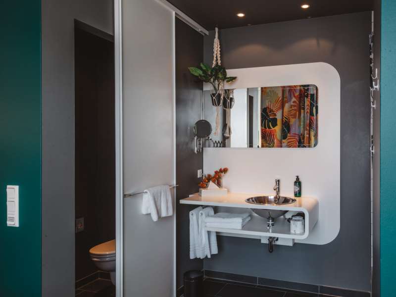 Badezimmer mit grünem Design im Doppelzimmer der Superbude Altona.