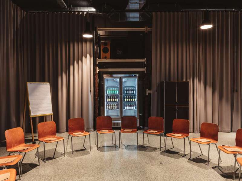 In the event location "Transponder", which belongs to the Superbude Prater, a circle of chairs is set up for a workshop.